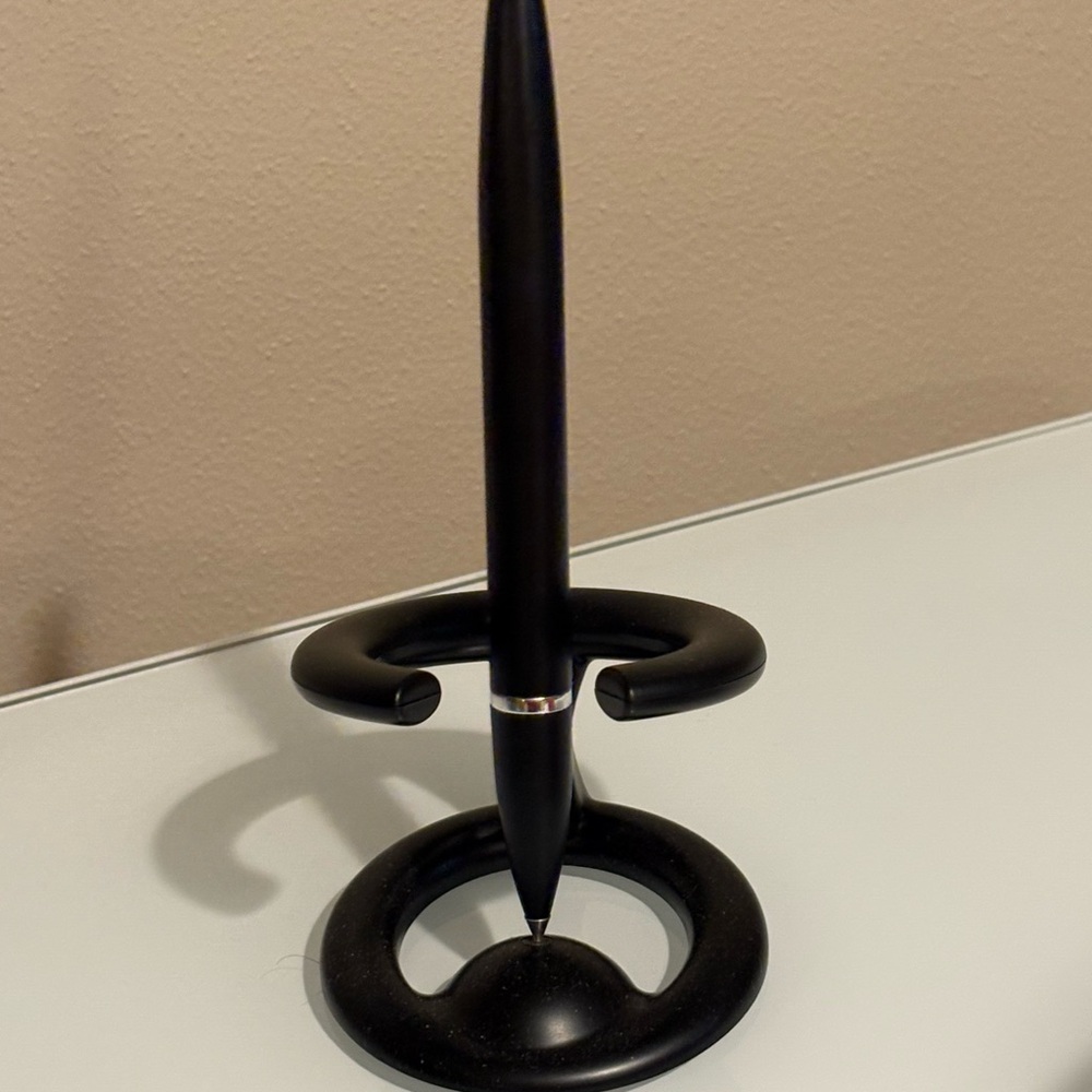 New Levitating Magnetic Black Pen with Stand